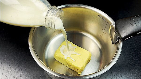 مخلوط کردن شیر و کره برای تهیه خامه
