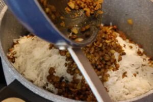 اضافه کردن عدس به برنج برای تهیه عدس پلوی دمی