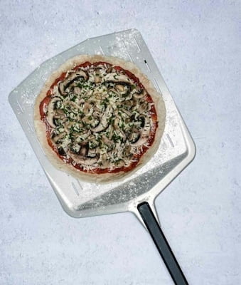 مراحل طرز تهیه پیتزا با قارچ