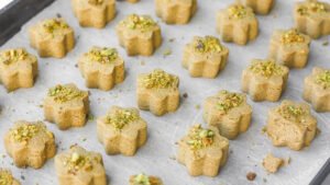 طرز تهیه شیرینی نخودچی با لیوان