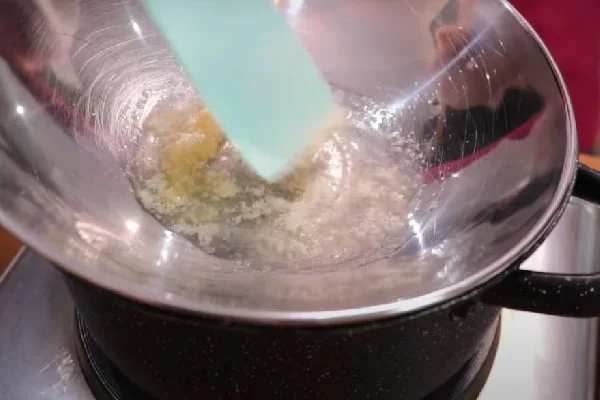 آب کردن ژلاتین برای طرز تهیه مارمالاد آلبالو