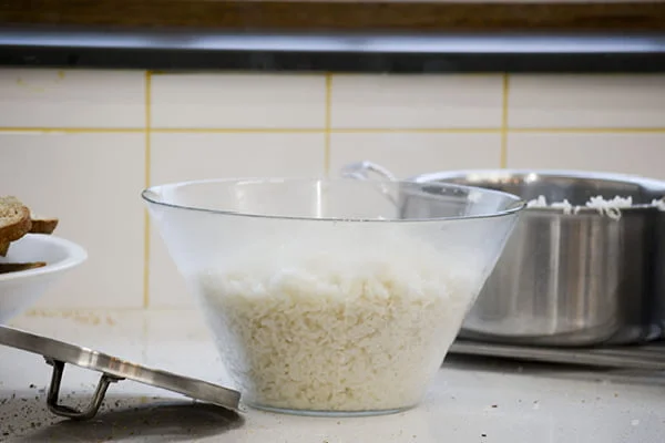 آبکش کردن برنج برای طرز تهیه دلمه ترکیه ای