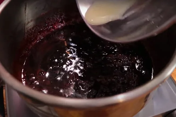 اضافه کردن ژلاتین به آلبالو برای تهیه مارمالاد آلبالو