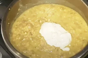 مخلوط کردن کشک به مخلوط گوشت و نخود برای تهیه بزقرمه