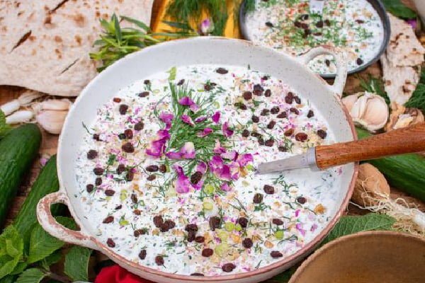 تزیین ساده آبدوغ خیار با گل محمدی و کشمش