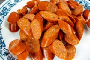 سرخ کردن سوسیس برای سوسیس بندری
