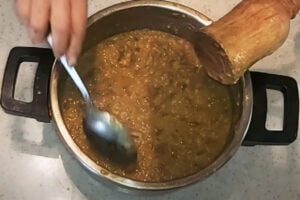 کوبیدن گوشت و نخود برای طرز تهیه بزقرمه کرمانی