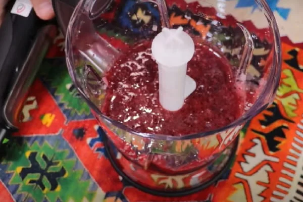 مخلوط و له کردن آلبالو و شکر برای طرز تهیه مارمالاد آلبالو