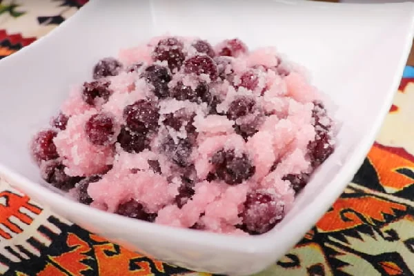 مخلوط کردن شکر و آلبالو برای تهیه مارمالاد آلبالو