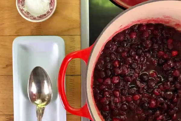 پختن آلبالو و شکر برای تهیه مارمالاد آلبالو