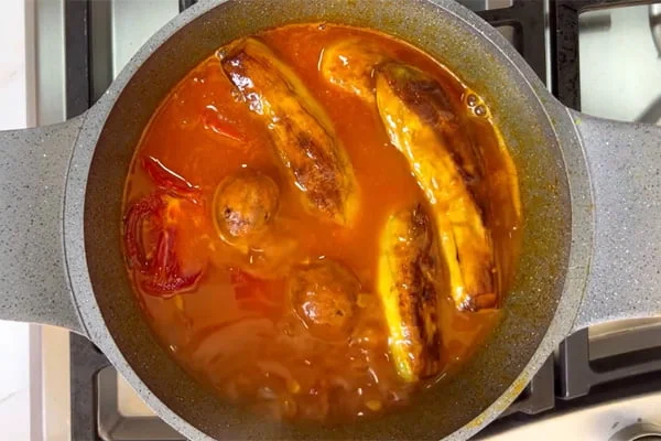 افزودن گوجه و بادمجان به خورش