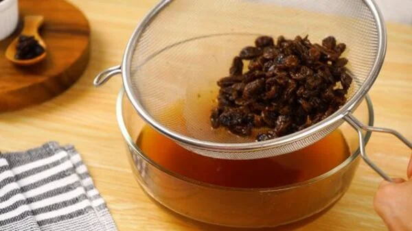 آماده کردن کشمش در طرز تهیه کوکی کشمشی