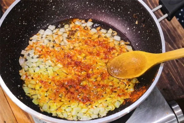 تفت‌دادم پیاز و ادویه