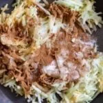 تفت دادن سیب، دارچین، شکر برای فیلینگ پای سیب ترکیه ای