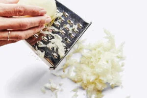رنده کردن پیاز برای تهیه کتلت شیرازی