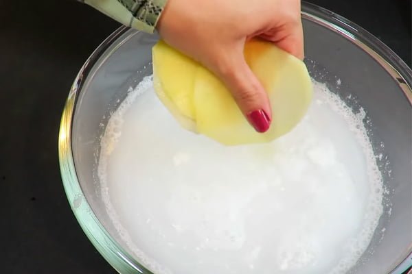 قرار دادن ورقه‌های سیب‌زمینی در آب و یخ