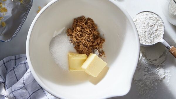 مخلوط کره و شکر برای تهیه دونات شکلاتی