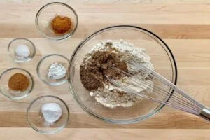مخلوط کردن مواد خشک در طرز تهیه کوکی کشمشی