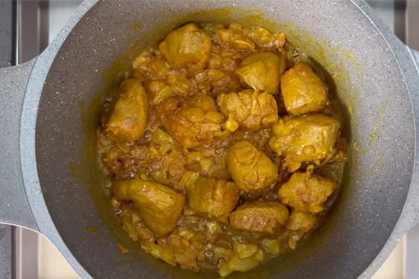 تفت دادن پیاز و گوشت