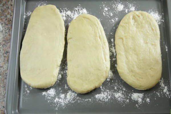 قرار دادن خمیر نان شیرمال روی سینی توستر