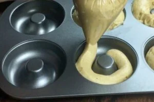 مایه دونات شکلاتی در قالب