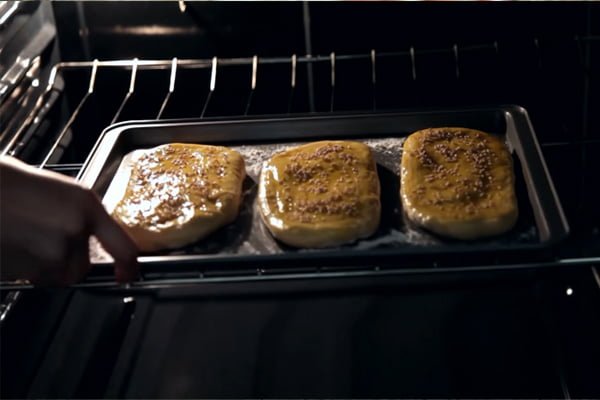قرار دادن خمیر نان شیرمال در توستر