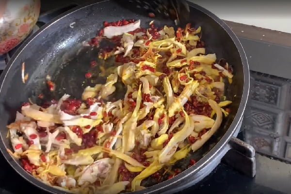 اضافه کردن زرشک و زعفران به مرغ ریش ریش برای تهیه زرشک پلو با مرغ مخلوط