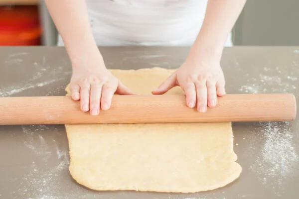 باز کردن خمیر دونات شکلاتی