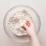 اضافه کردن کره به مخلوط مواد کوکی گردویی