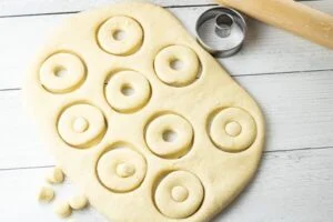قالب زدن خمیر دونات شکلاتی