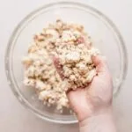 مخلوط کردن تمام مواد در تهیه خمیر کوکی گردویی