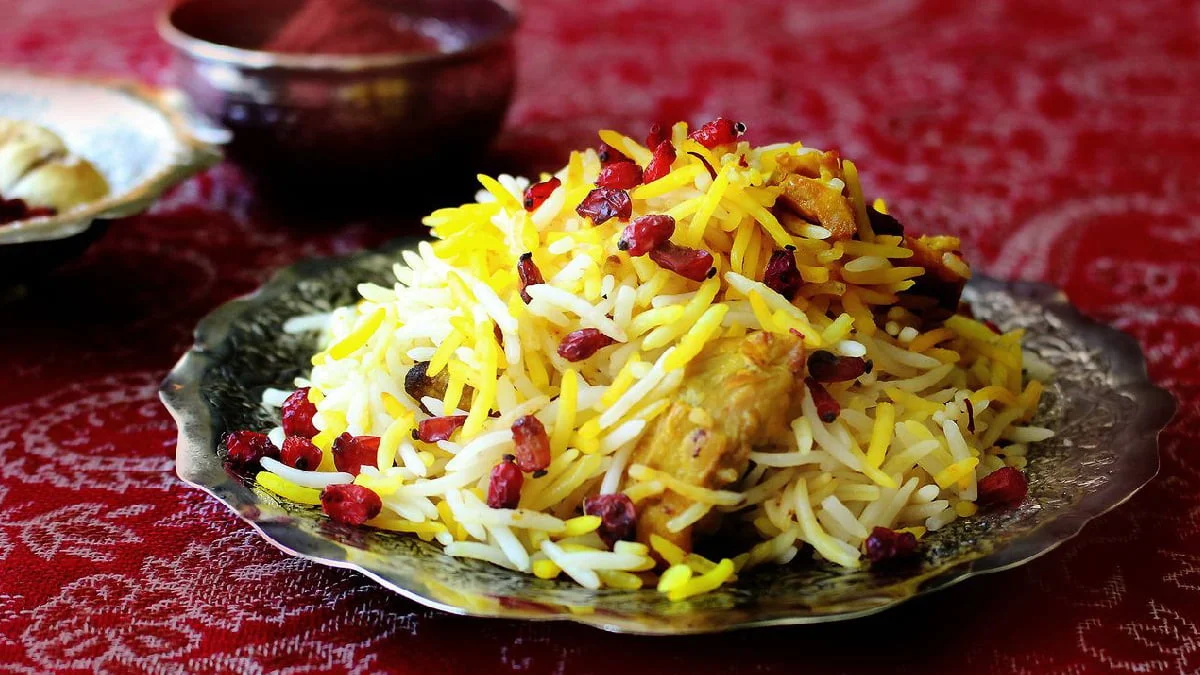 طررز تهیه زرشک پلو با مرغ مخلوط