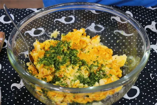 آماده‌سازی مواد میانی سمبوسه