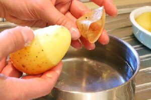 پوست گرفتن سیب زمینی برای تهیه کتلت شیرازی