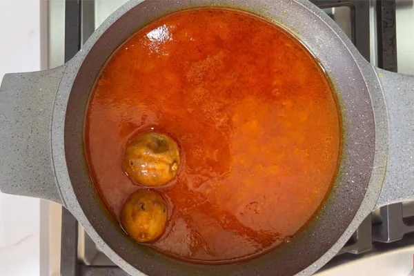 افزودن چاشنیها به خورشت