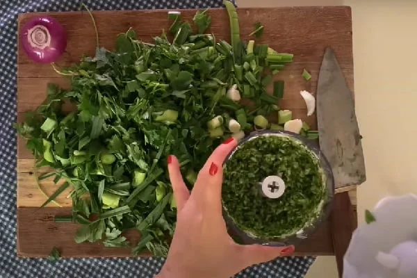 تهیه سبزی مرغ ترش مازندرانی