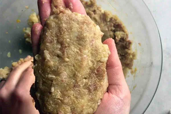 شکل دادن به کتلت پفکی