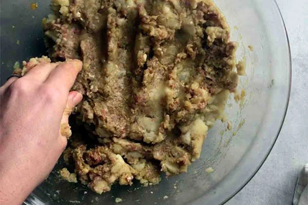 ورز دادن و مخلوط کردن مواد کتلت پفکی