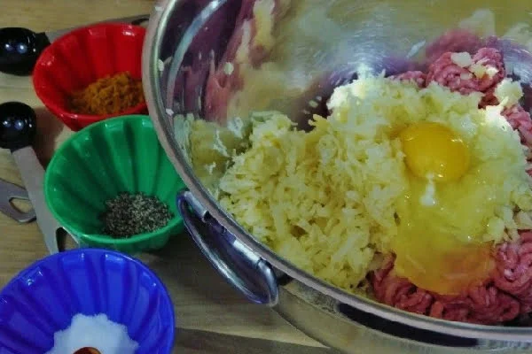 مخلوط کردن مواد کتلت پفکی