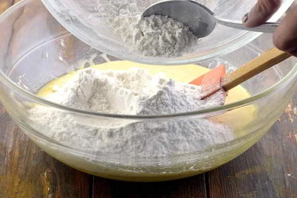 اضافه کردن آرد و وانیل به مایه شیرینی کشمشی با روغن جامد