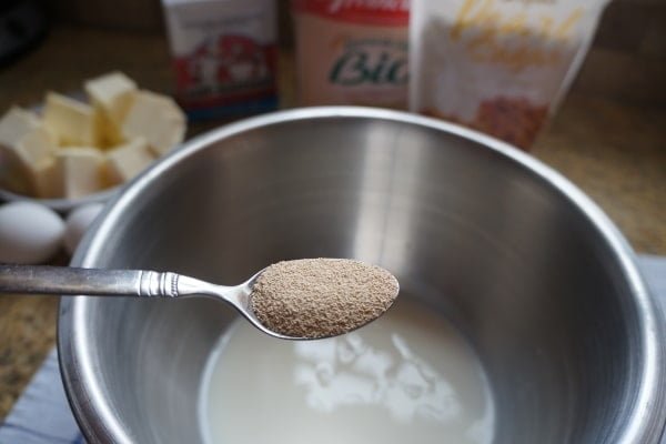 مخلوط کردن مخمر، شکر و شیر در طرز تهیه دونات
