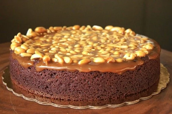 طرز تهیه کیک مجلسی بروانی بادامزمینی