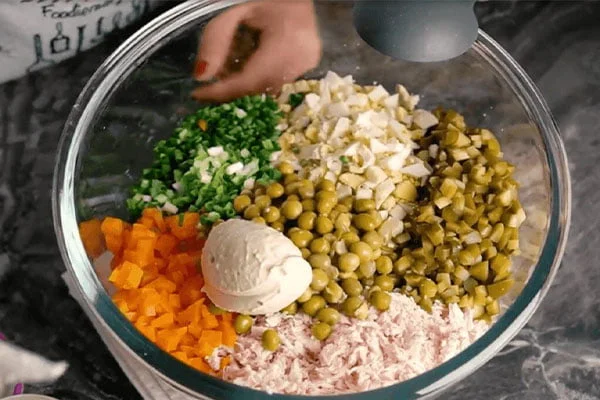 ترکیب مواد سالاد الویه