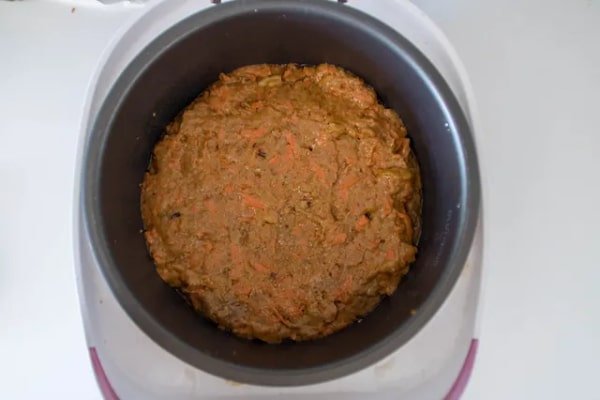 ریختن مایه کیک هویج در پلوپز