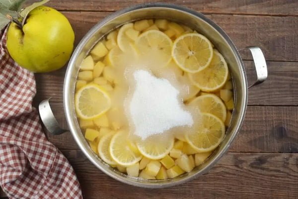 اضافه کردن شکر و لیمو به به نگینی خرددشه در قابلمه