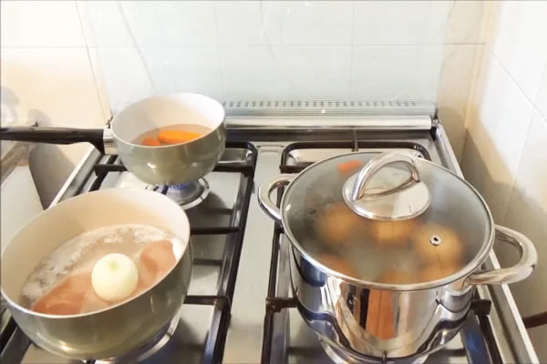 پختن مواد اولیه سالاد الویه