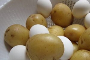 سیب زمینی و تخم مرغ برای تهیه سالاد الویه گیاهی