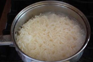پخت برنج کته برای دلمه ساده خانگی برگ انگور