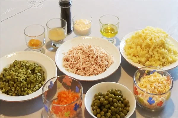 خرد کردن مواد اولیه سالاد الویه