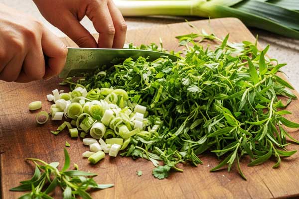 خرد کردن سبزی آش ساده
